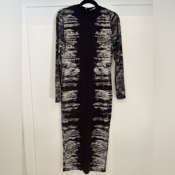 Dresses & Skirts - Black and white midi pencil long sleeve dress